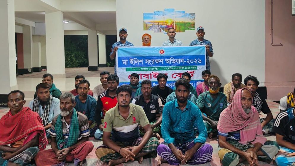 চাঁদপুরে নিষেধাজ্ঞা অমান্য করে ইলিশ শিকার, ২২ জেলের কারাদণ্ড
