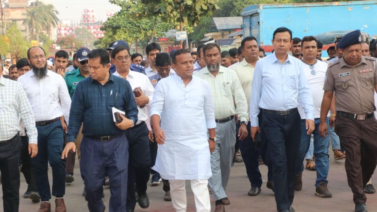 দুর্গাপূজায় যাত্রীসেবা নিশ্চিতে সদরঘাটে প্রতিমন্ত্রীর ঝটিকা পরিদর্শন