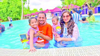 ‘সি বিচে আছি, বাচ্চারা খেলা করছে’