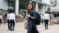 এক কাঁধেই কি ব্যাগ ঝোলানোর অভ্যাস? শরীরে কী ক্ষতি হচ্ছে জানেন?