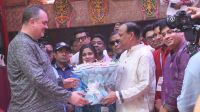 পূজামণ্ডপের সাজসজ্জা ও আতিথেয়তায় মুগ্ধ মার্কিন রাষ্ট্রদূত