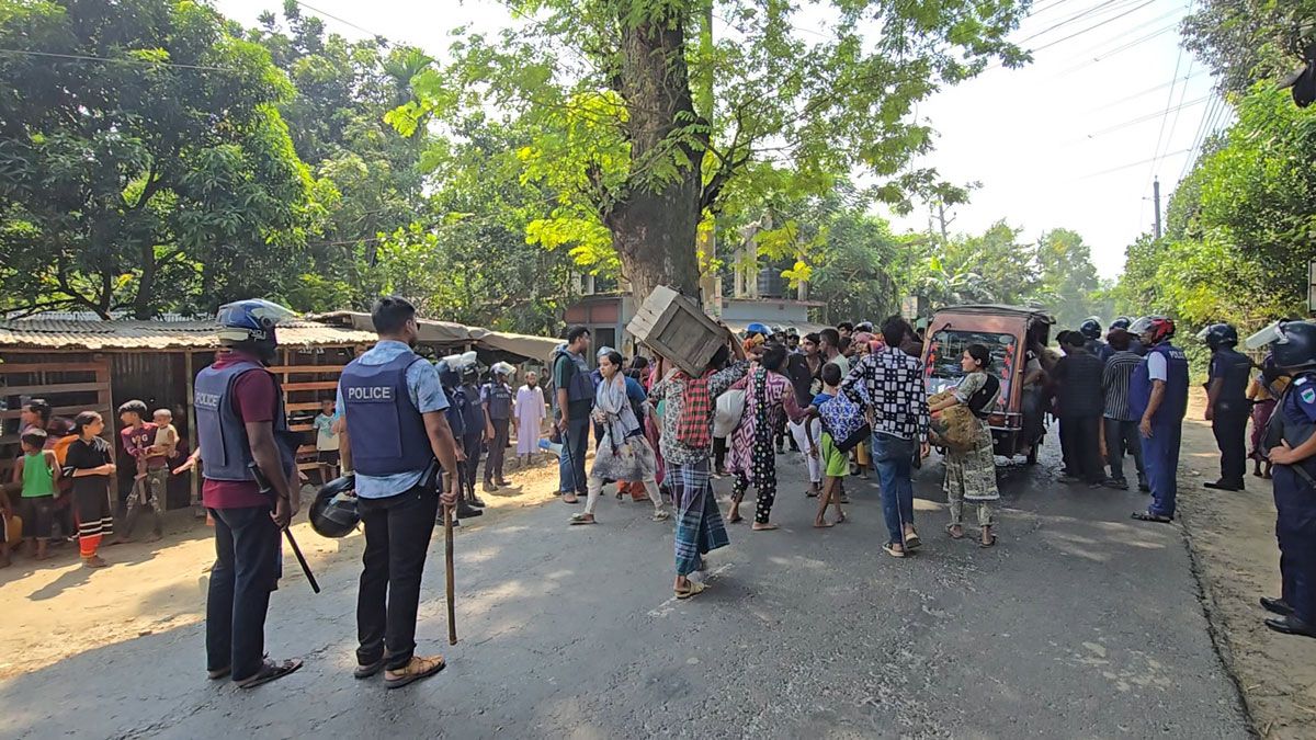 কালীগঞ্জে দফায় দফায় সংঘর্ষ, বাড়ি দোকান ভাঙচুর
