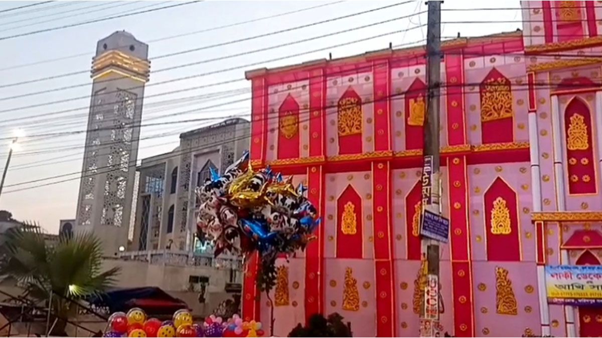 মাঝে মসজিদ, দুই পাশে মণ্ডপ, সাম্প্রদায়িক সম্প্রীতির অনন্য দৃষ্টান্ত