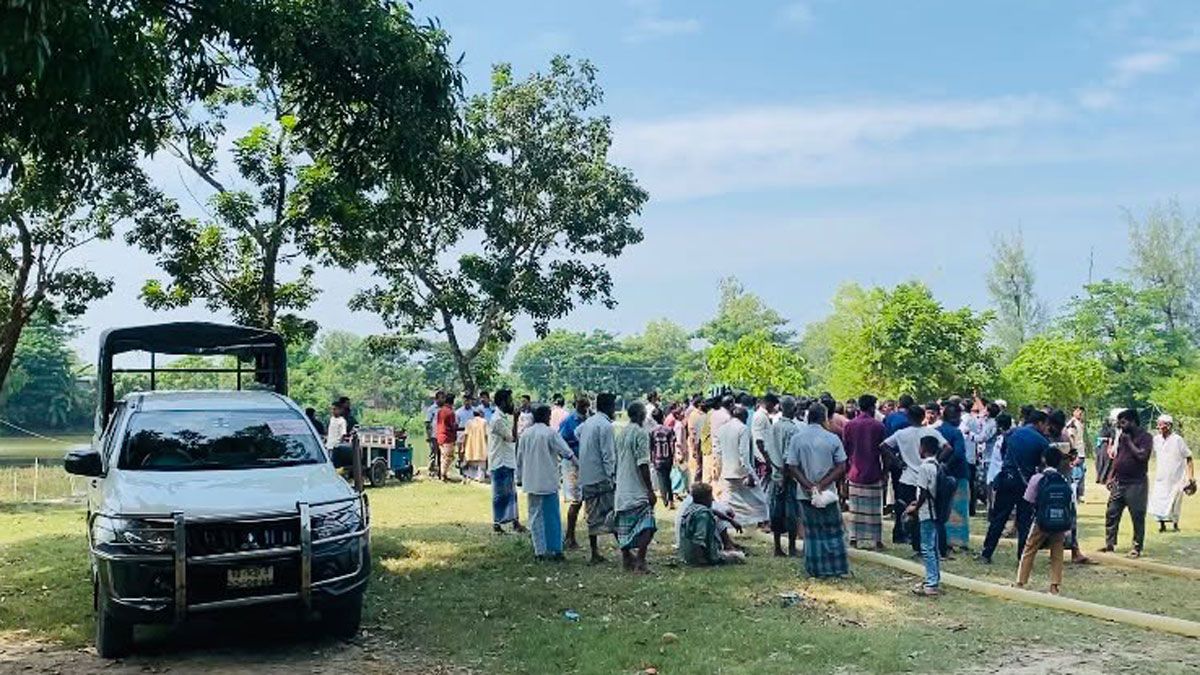 বাঁশখালীতে বিএনপি নেতার নেতৃত্বে সরকারি পুকুরের মাছ লুটের চেষ্টা