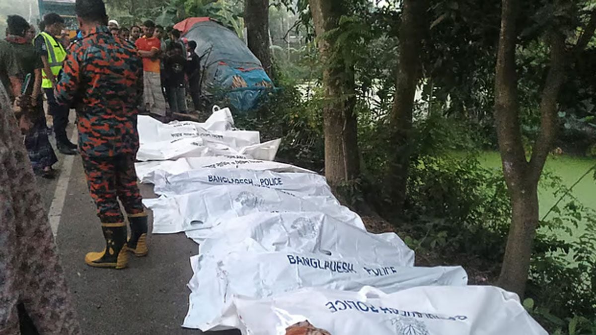 নাটোরে বাস-ট্রাক সংঘর্ষে নিহত ১০