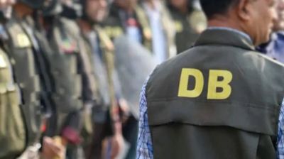 অতিরিক্ত ডিআইজির ভাড়া দেওয়া বাড়িতে অভিযান, মাদকসহ নারী-পুরুষ আটক
