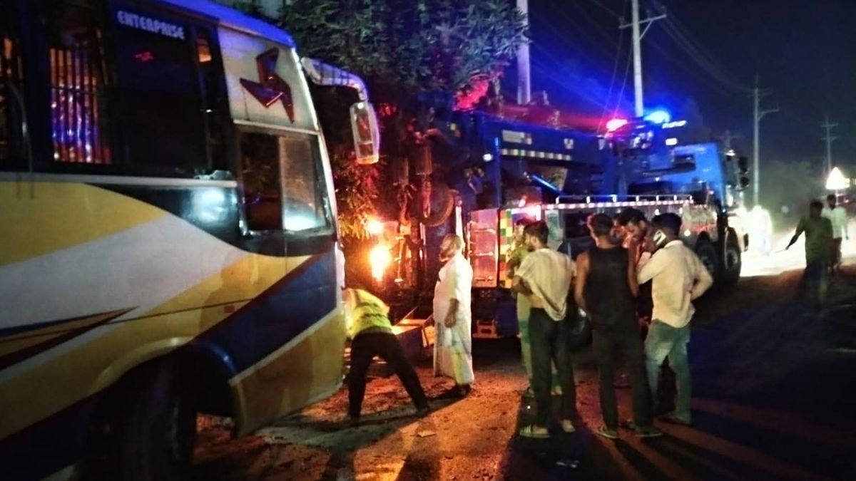 দুই বাসের প্রতিযোগিতায় সড়কে প্রাণ গেল ২ জনের