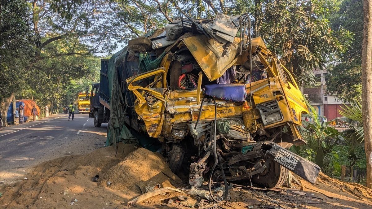 বাস-ট্রাক সংঘর্ষে ১২ জন নিহতের ঘটনায় দুই চালকের বিরুদ্ধে মামলা