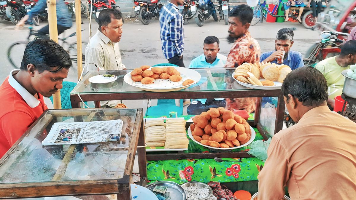 ফুটপাতের পিঠা-ঝালমুড়ি-পেঁয়াজু দোকানেরও লাগবে লাইসেন্স
