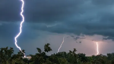 বজ্রপাতের আগাম সতর্কবার্তা দিতে আশ্রয় কেন্দ্র থেকে বাজবে সাইরেন