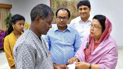 খাদ্যগুদামের ৩১ শ্রমিককে পূজার উপহার দিলেন খাদ্যমন্ত্রী