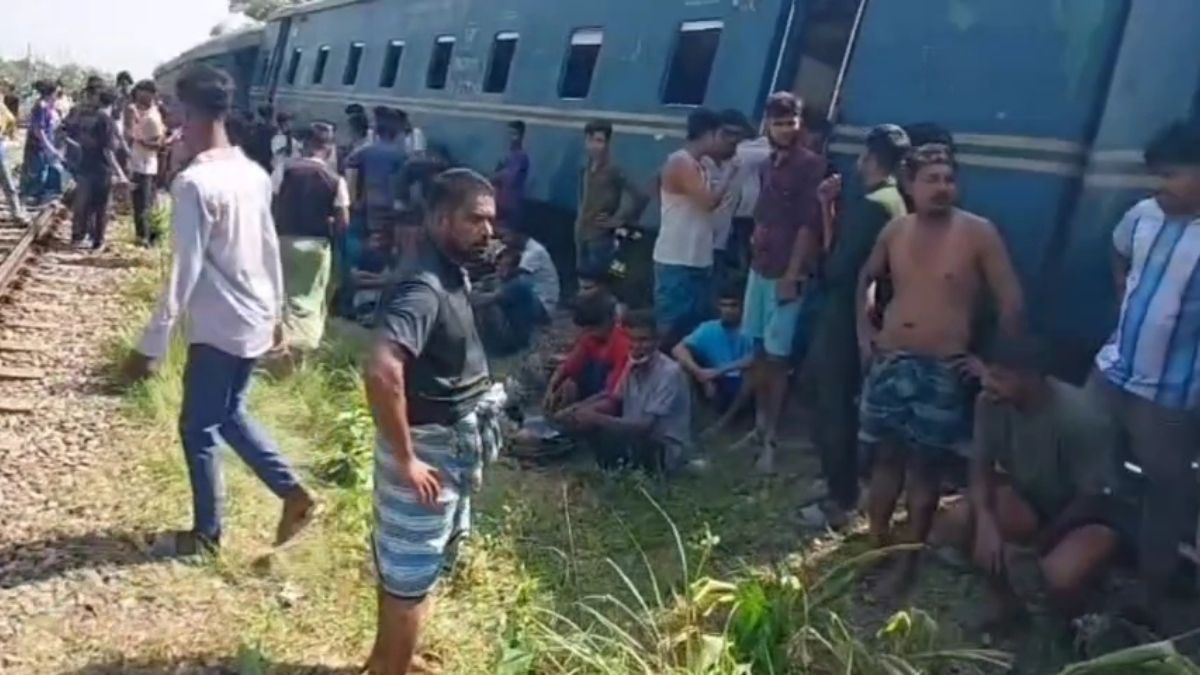 কর্ণফুলী এক্সপ্রেস লাইনচ্যুত, চট্টগ্রাম-ঢাকা রেল যোগাযোগ বন্ধ