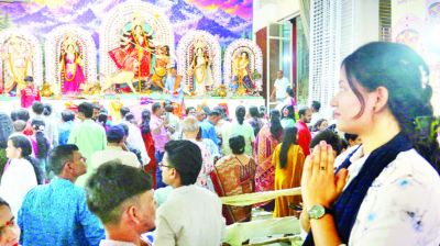 মণ্ডপে মণ্ডপে বিদায়ের সুর