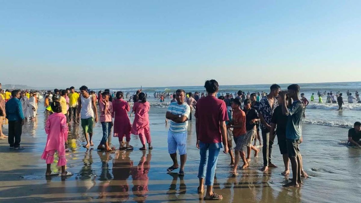 হিমছড়ি সৈকতে প্রবল স্রোতে ভেসে তিনজনের মৃত্যু