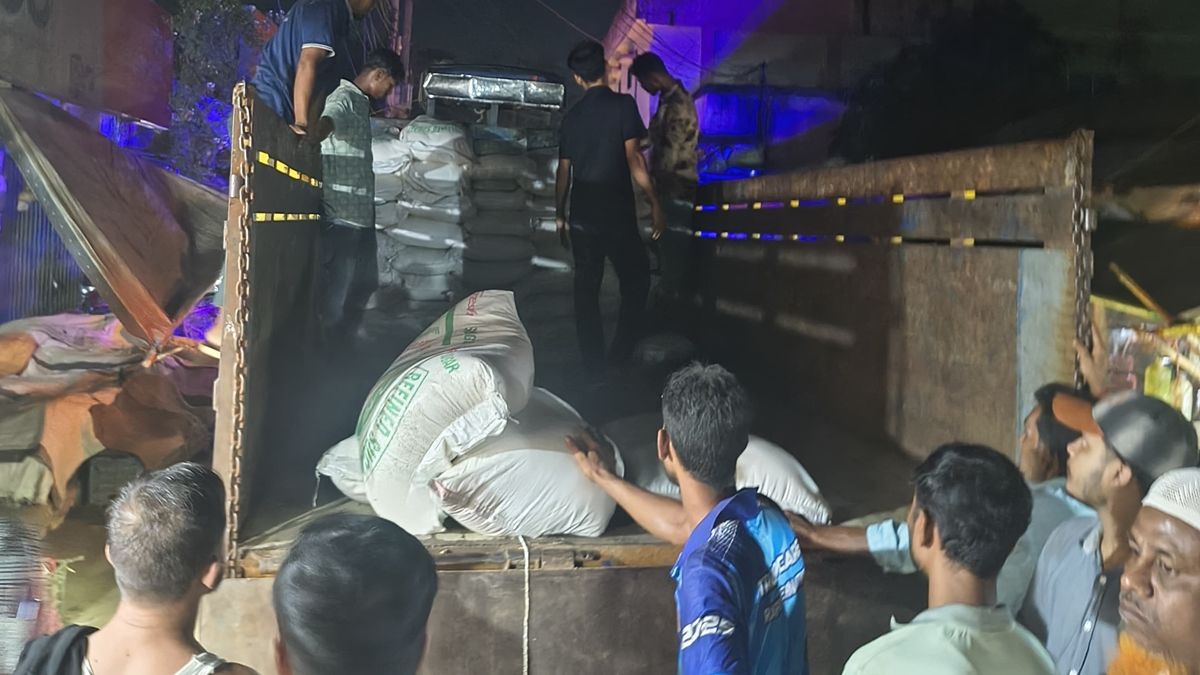 চট্টগ্রামে চিনিবোঝাই কাভার্ডভ্যান ছিনতাই, লামা থেকে ১৪৪ বস্তা চিনি উদ্ধার