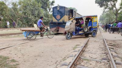 লেভেল ক্রসিংয়ে উঠে পড়ছে যানবাহন