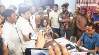 ‘আপনি বিরাট আওয়ামী লীগ ছিলেন’, লোকজন নিয়ে থানার ওসিকে রুমিন ফারহানা