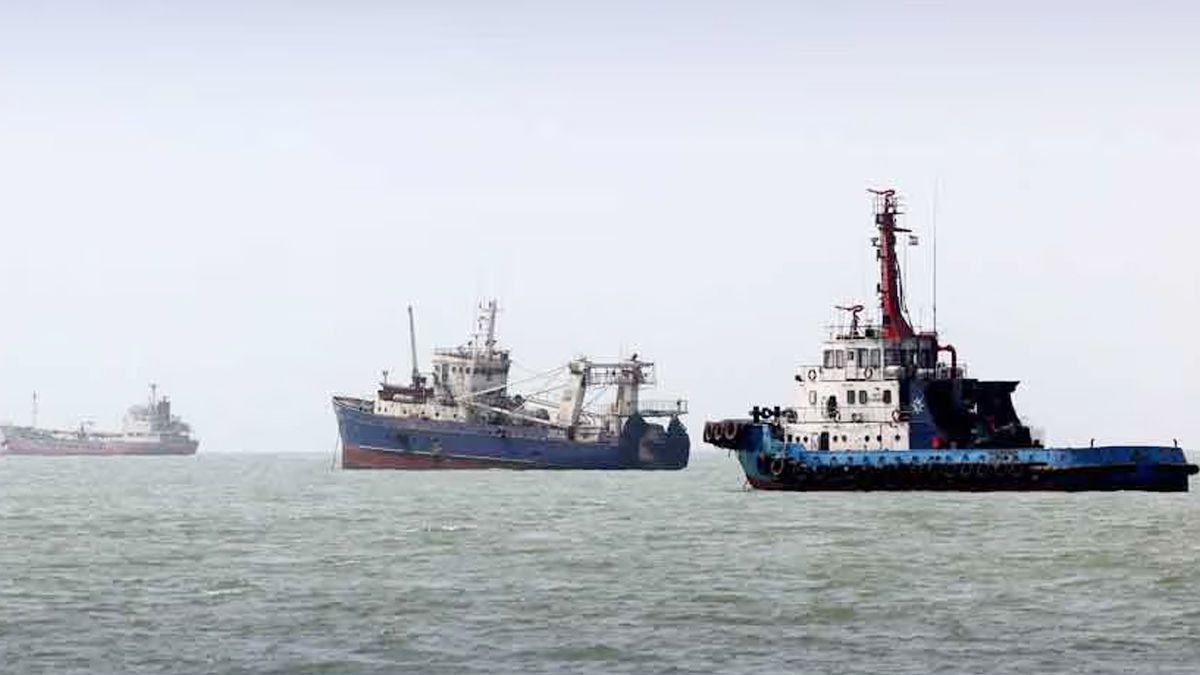 পারস্য উপসাগরে তেলবাহী ৪ জাহাজে ইরানের হামলা