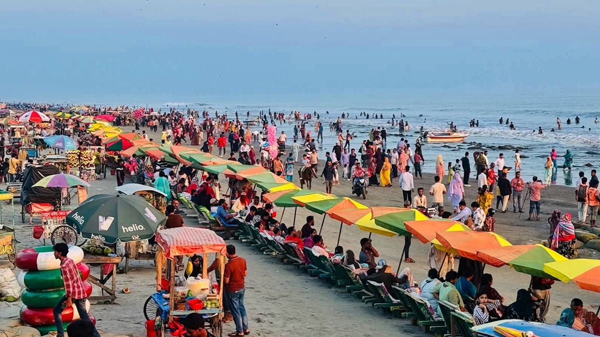 বিচ কার্নিভালে উৎসবের আমেজে মাতোয়ারা লক্ষাধিক পর্যটক