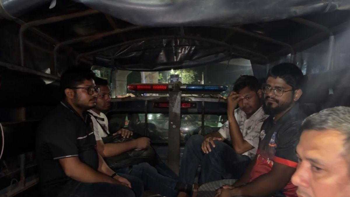 ঢাবিতে গেজেটবঞ্চিতদের অনশন থেকে নিষিদ্ধ ছাত্রলীগের ৪ নেতা আটক