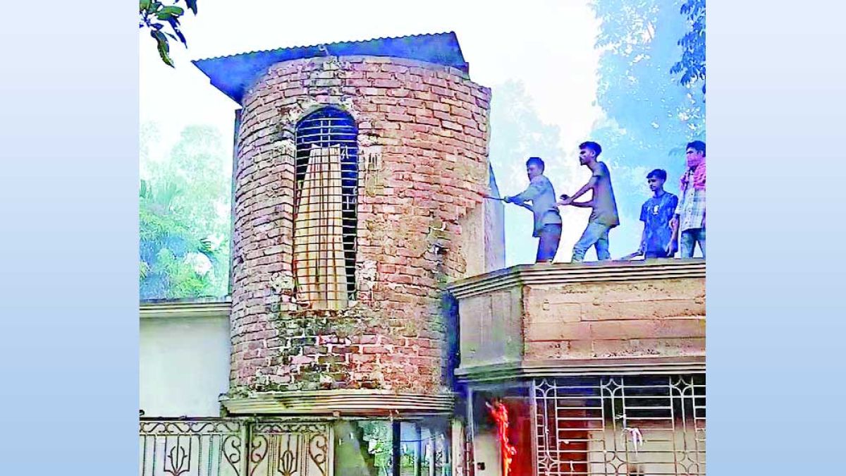 পাবনায় ছাত্রীকে ধর্ষণচেষ্টা, শিক্ষক গ্রেফতার