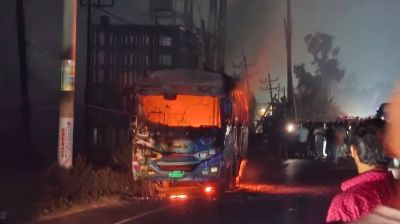 চট্টগ্রামে বাবা-মেয়ের মৃত্যুর জেরে পুলিশের গাড়িতে হামলা ও বাসে আগুন