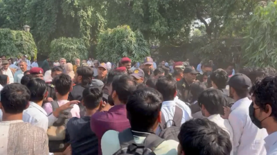 জামিয়া মিলিয়ায় শিক্ষার্থী-নিরাপত্তাকর্মীদের সংঘর্ষ, অনলাইনে ক্লাশ