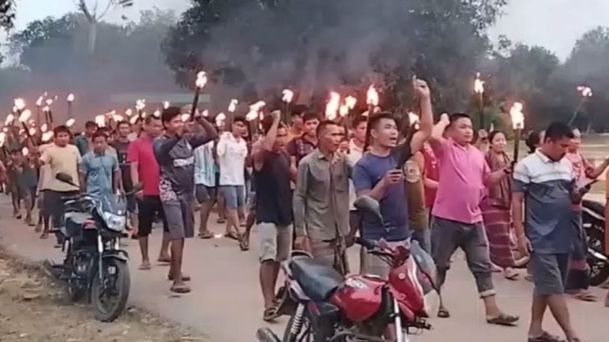সাজেকবাসীর দাবির সমর্থনে বাঘাইছড়িতে মশাল মিছিল