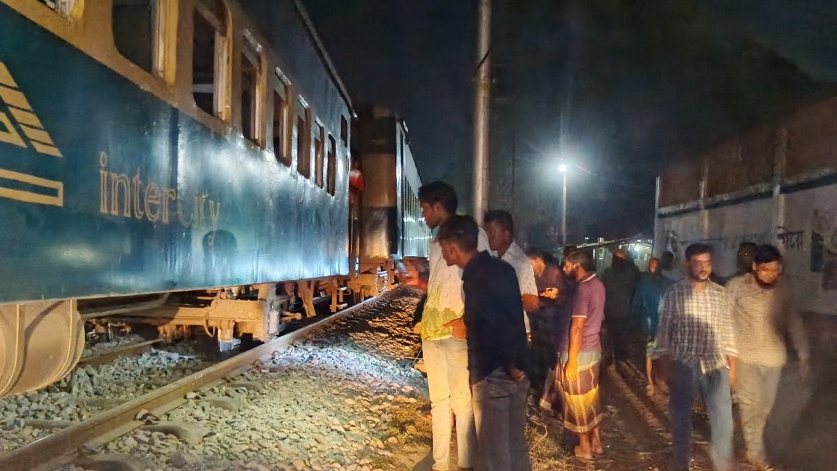বদরগঞ্জে আন্তঃনগর ট্রেনের চাকা লাইনচ্যুত, চলাচল বন্ধ