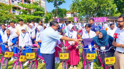 জাইমা রহমানের জন্মদিনে ৫ শতাধিক ছাত্রীকে বাইসাইকেল দিলেন মীর শাহে আলম