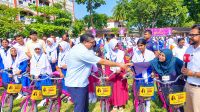 জাইমা রহমানের জন্মদিনে ৫ শতাধিক ছাত্রীকে বাইসাইকেল দিলেন মীর শাহে আলম