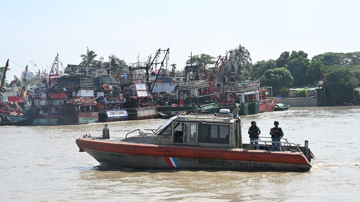 মা ইলিশ রক্ষায় কোস্ট গার্ডের অভিযান, জেলেদের সচেতনতায় মাইকিং