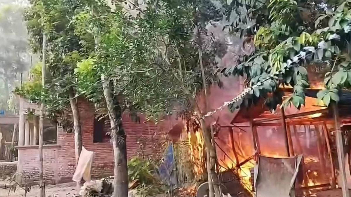 ভাড়ায় মারামারি করতে গিয়ে মৃত্যুতে বৃষ্টির মতো বোমা, ২০ বাড়িতে আগুন