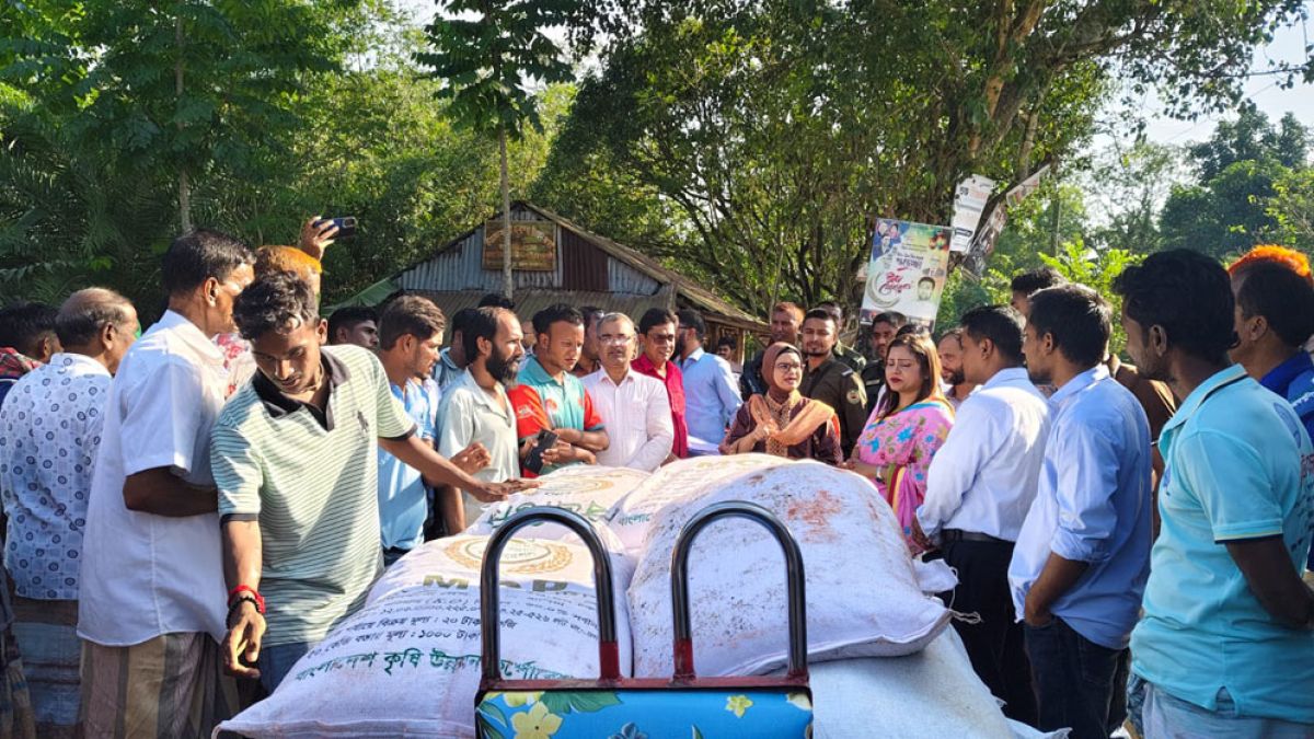 দুর্গাপুরে ২০ বস্তা সার জব্দ