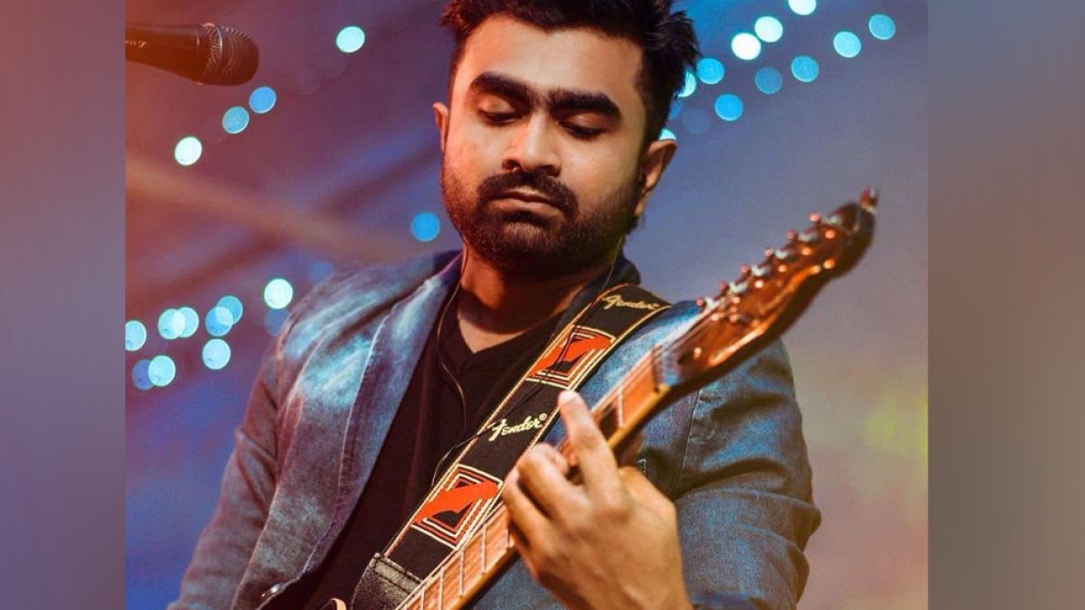 গিটার হাতে ইমরানের গানের লড়াই