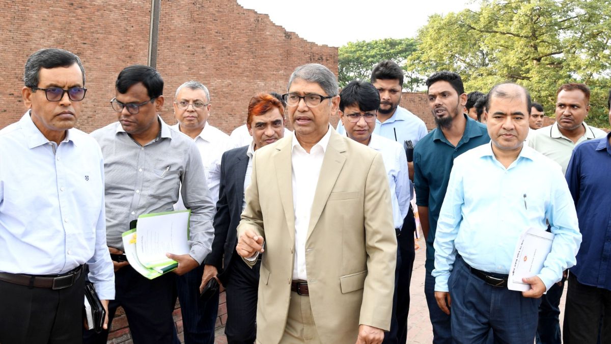 রায়েরবাজার বধ্যভূমি পরিদর্শন করলেন মুক্তিযুদ্ধমন্ত্রী