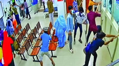 খুলনায় ক্লিনিকে হামলা ভাঙচুর দোকানিকে গুলি