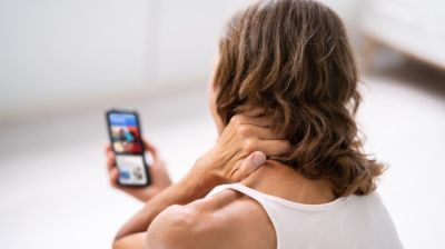 শিক্ষার্থীদের ঘাড় ব্যথার কারণ মোবাইল