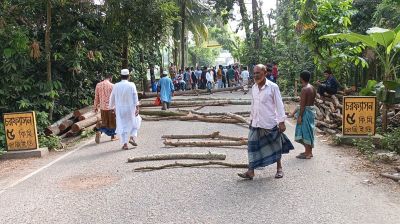 যুবদল নেতাকে মারধরের প্রতিবাদে চরফ্যাশনে সড়ক অবরোধ