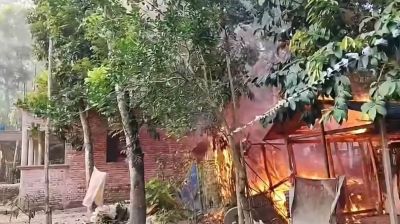 ভাড়ায় মারামারি করতে গিয়ে মৃত্যুতে বৃষ্টির মতো বোমা, ২০ বাড়িতে আগুন