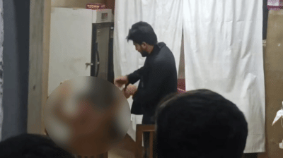 হাসপাতালে ঢুকে স্বেচ্ছাসেবক দল নেতাকে পেটালেন ছাত্রদল নেতা, ভিডিও ভাইরাল