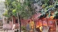 ভাড়ায় মারামারি করতে গিয়ে মৃত্যুতে বৃষ্টির মতো বোমা, ২০ বাড়িতে আগুন