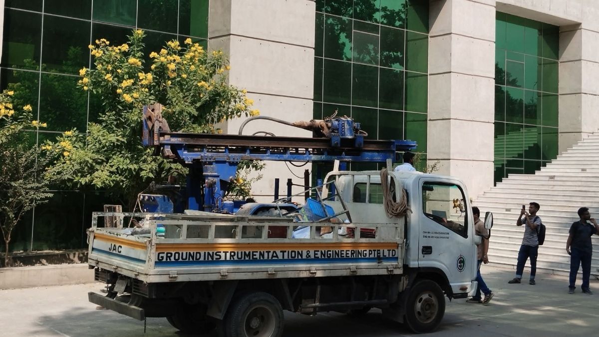 গবেষণার মাঠ উদ্ধারে এবার নির্মাণসামগ্রী নিয়ে গেলেন শেকৃবি শিক্ষার্থীরা