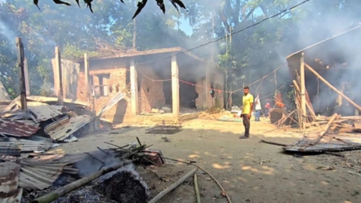 পাওনা ২ হাজার ৪০০ টাকা চাইতে গিয়ে খুন, অভিযুক্তের বাড়িতে আগুন