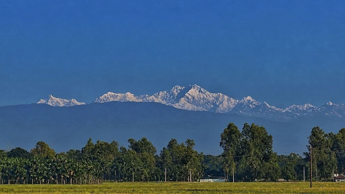 নীলাকাশে উঁকি দিচ্ছে কাঞ্চনজঙ্ঘা