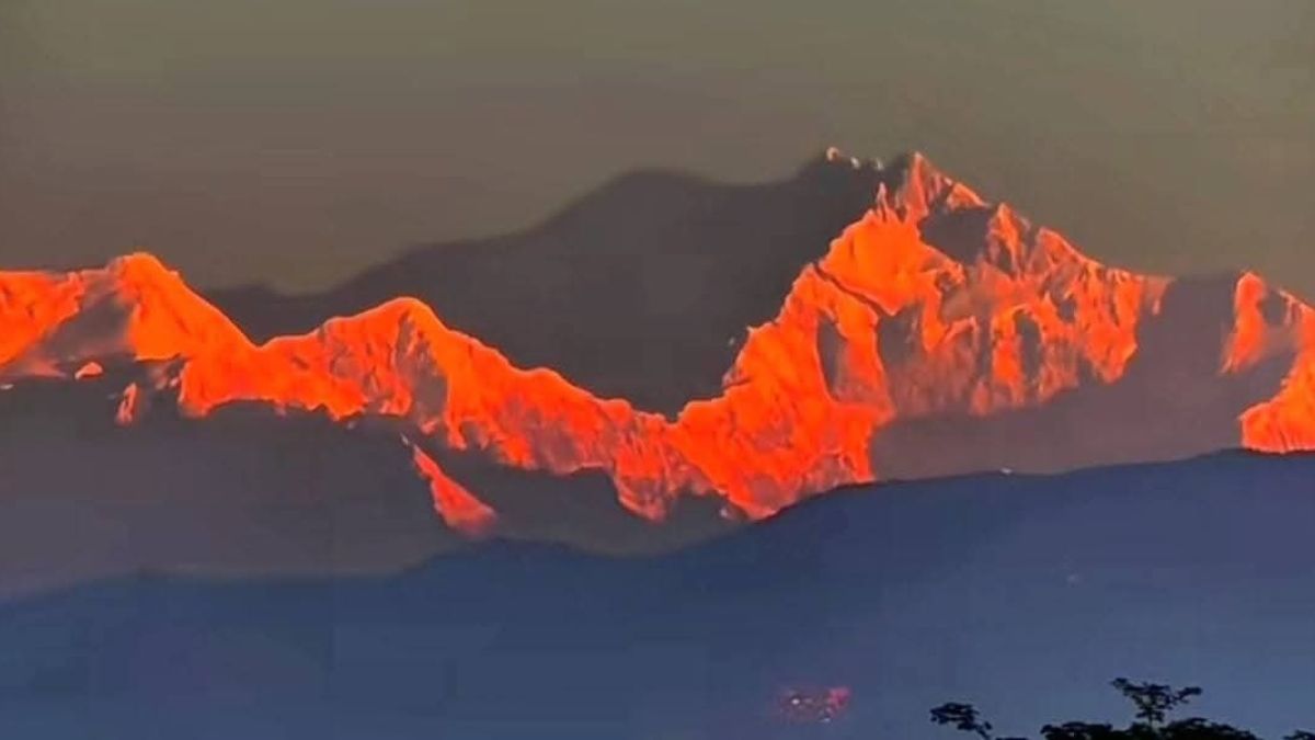 নীলাকাশে উঁকি দিচ্ছে কাঞ্চনজঙ্ঘা