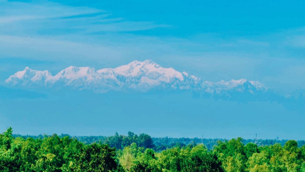 নীলাকাশে উঁকি দিচ্ছে কাঞ্চনজঙ্ঘা