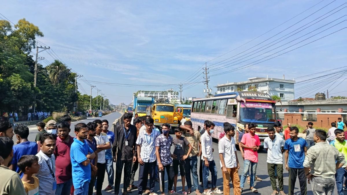 শ্রমিকদের ঢাকা-টাঙ্গাইল মহাসড়ক অবরোধ