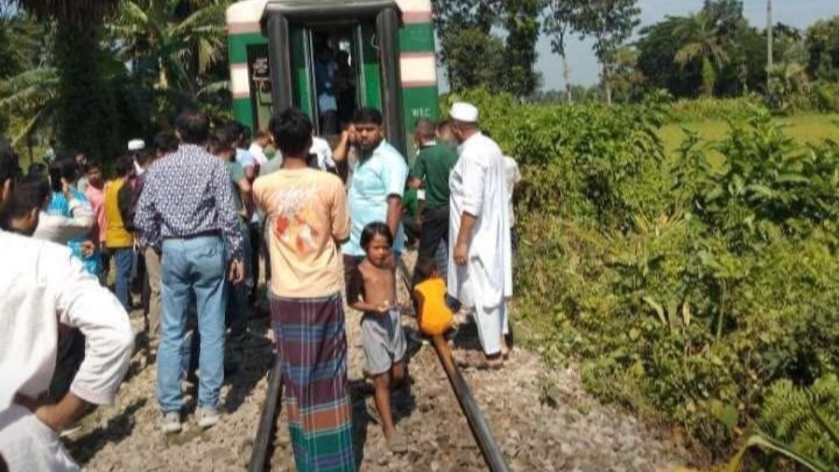চলন্ত ট্রেনের হুক ভেঙে বগি বিচ্ছিন্ন