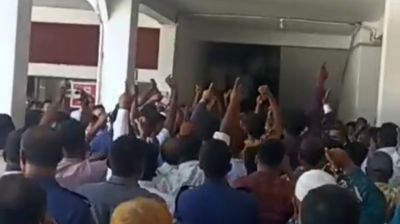 জামিন না পেয়ে আদালত চত্বরে স্লোগান, হামলায় মাথা ফাটল পুলিশের